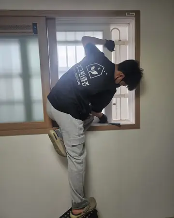 창틀 청소 작업